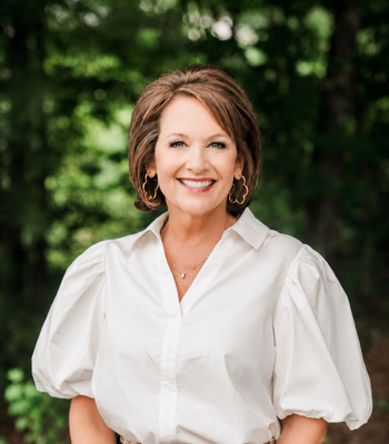 Portrait of Michelle Wagley, REALTOR.